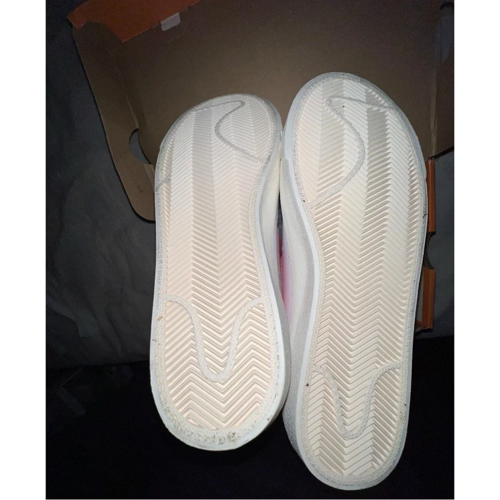 NIKE - Picture 4 of 6